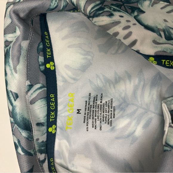 Tropical breathable collared shirt that is perfect for your tropical vacation - Picture 3 of 3